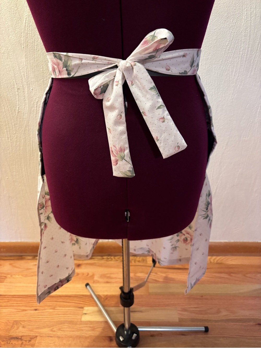 Apron: handcrafted denim and floral waist work apron - Picture 3 of 5